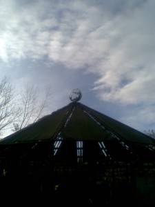 "MondSichel im ErdGlobus" auf dem Dach des "MarkTrauM - Pavillions"