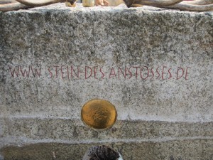 Detail: Schrift auf dem "Stein des Anstosses"
